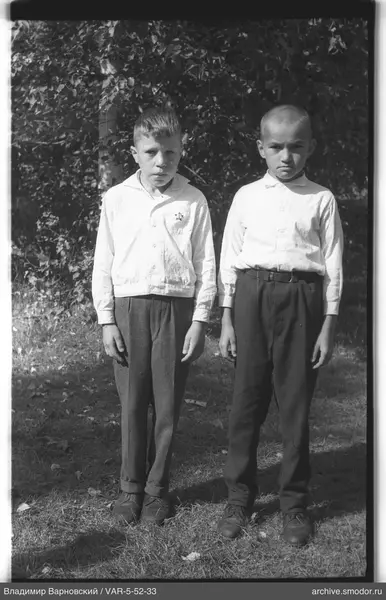 Zwei Jungen auf dem Gras