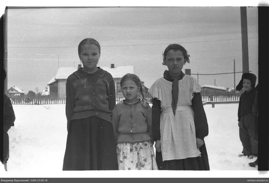 Gruppe von Kindern im Schnee