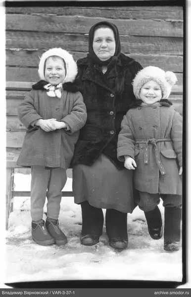 Gruppe von Frauen und Mädchen im Schnee