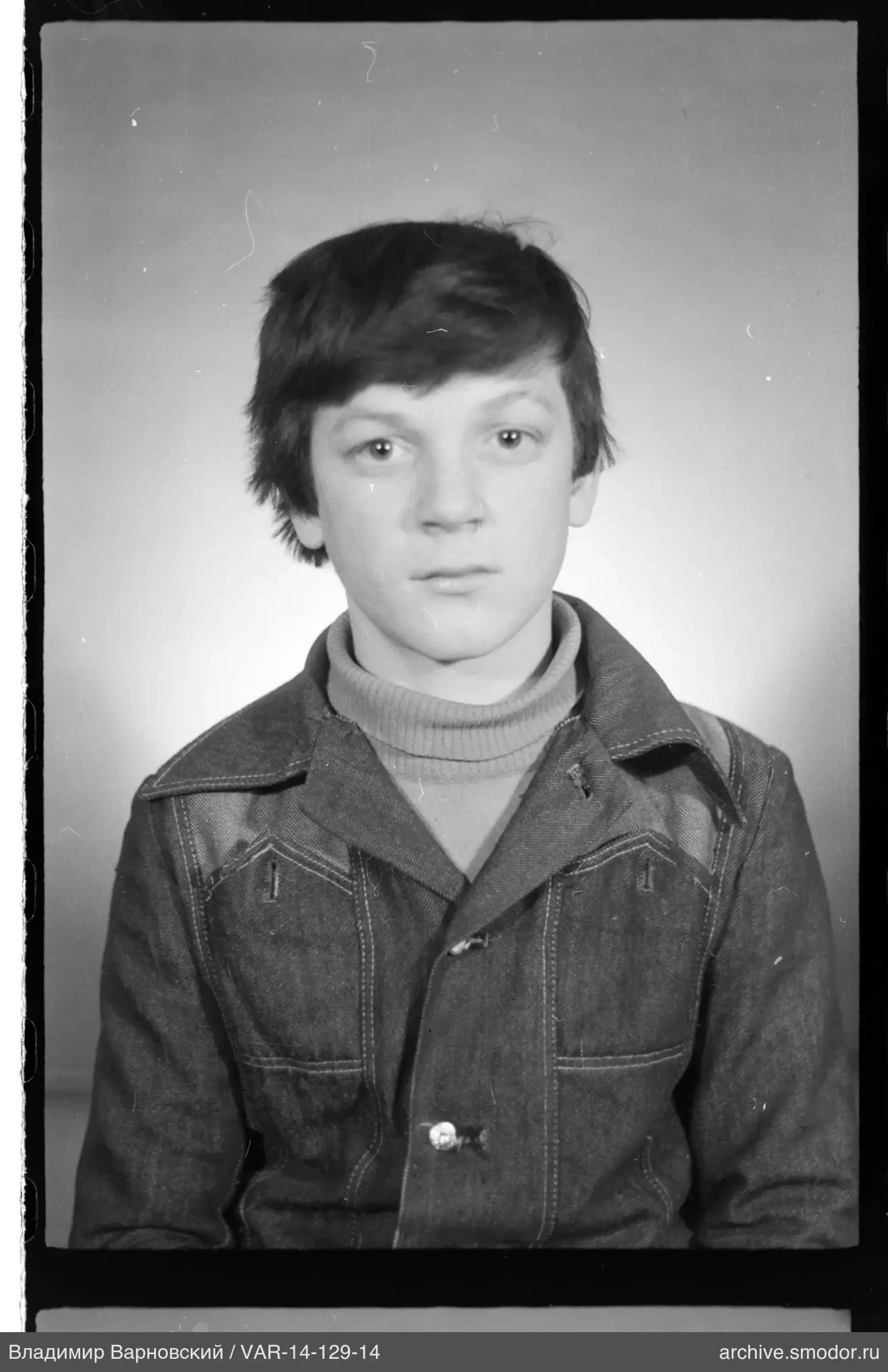 Porträt eines Jungen in Jeansjacke