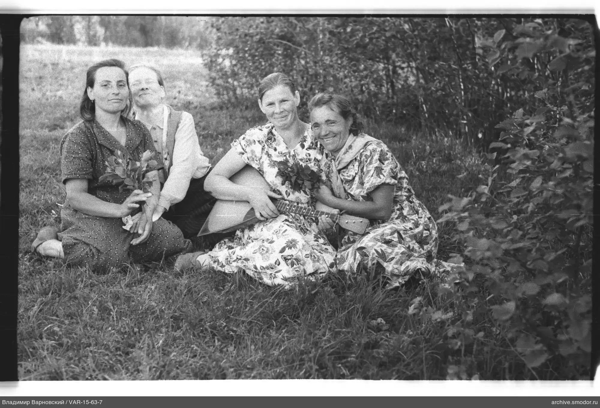 Gruppe von Frauen mit Balalaika und Zweigen