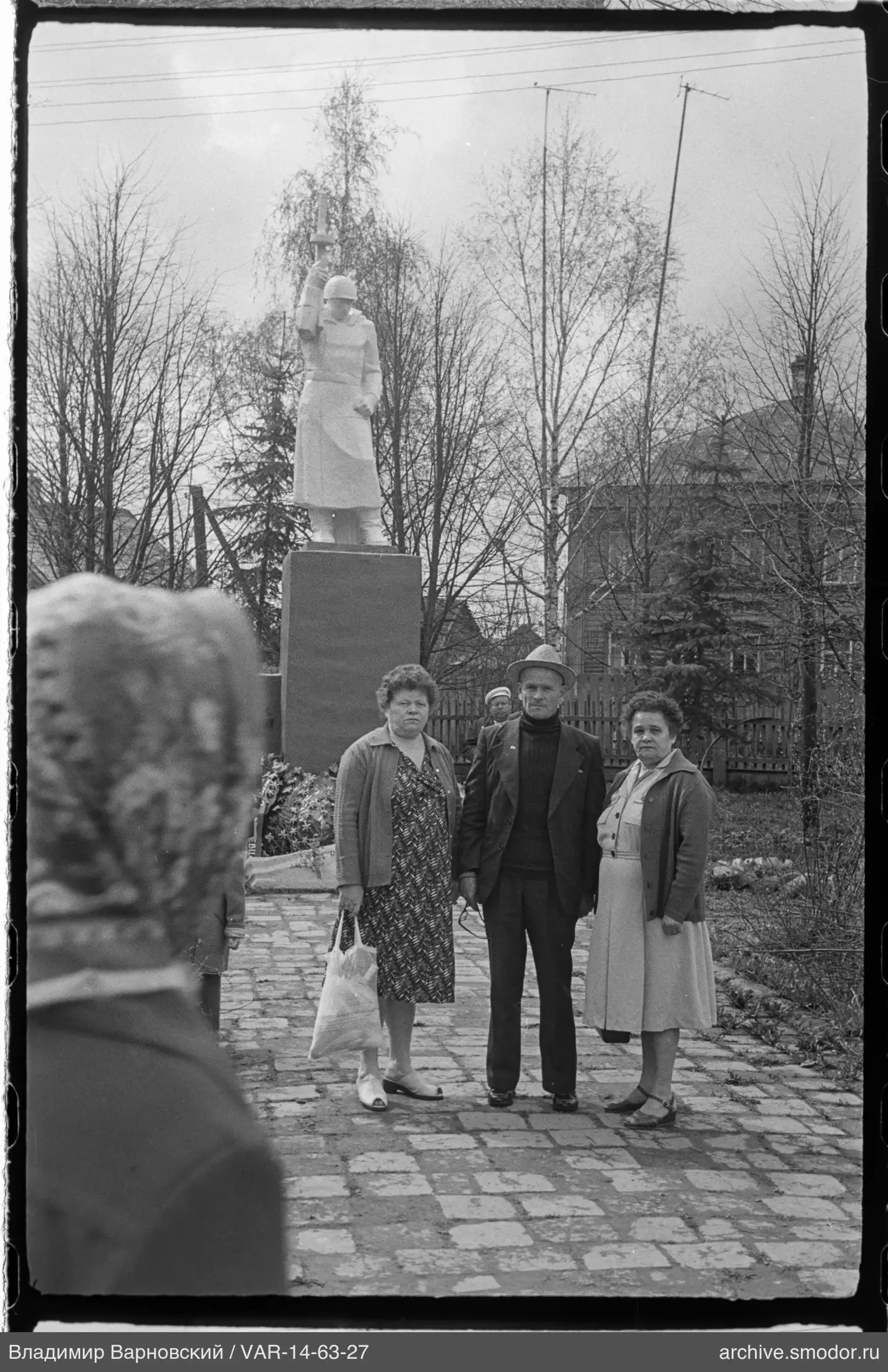 Group photo in front of a monument