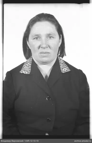 Porträt einer Frau in dunkler Jacke