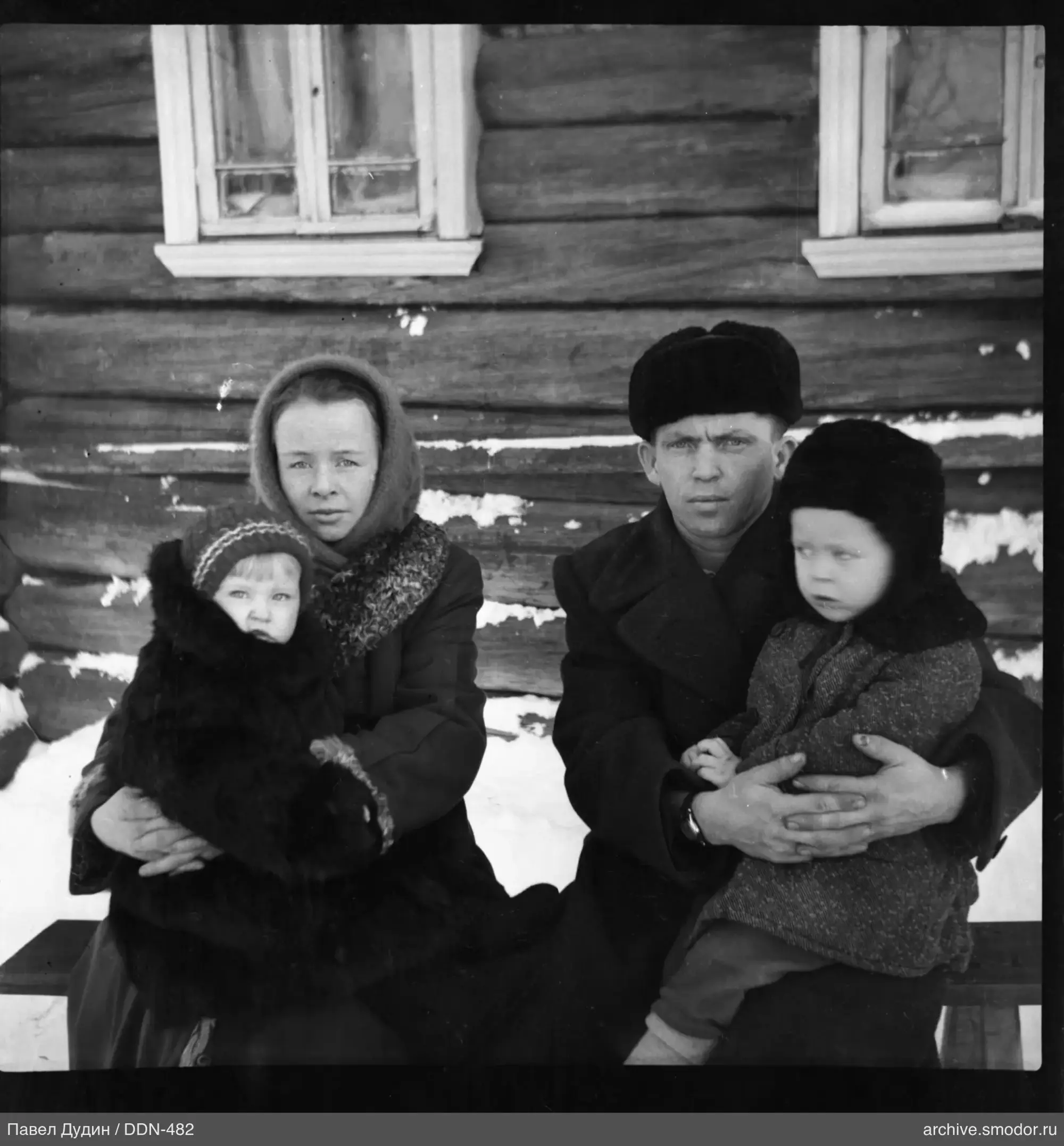 Группа с детьми у деревянного дома