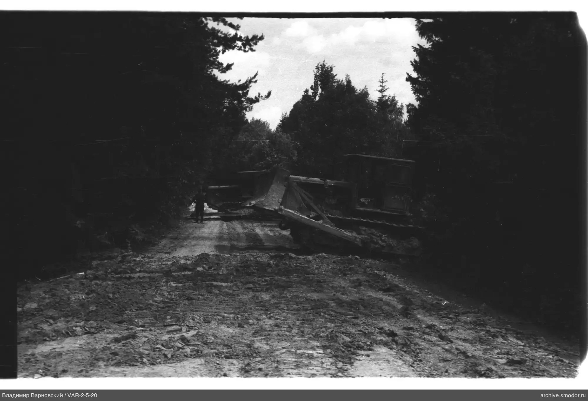 Bulldozer auf einer unbefestigten Straße