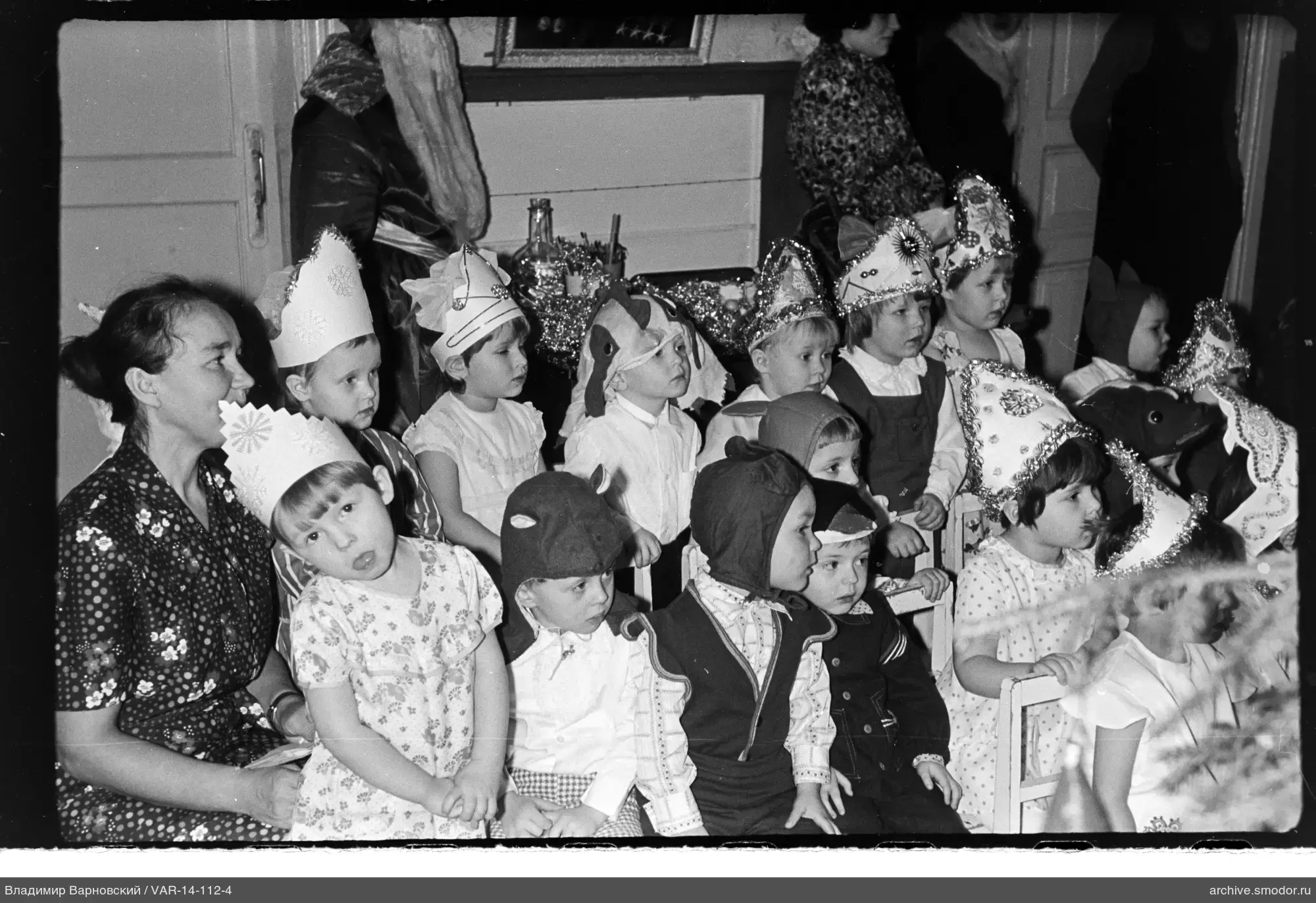 Gruppe von Kindern und Frau in Kostümen