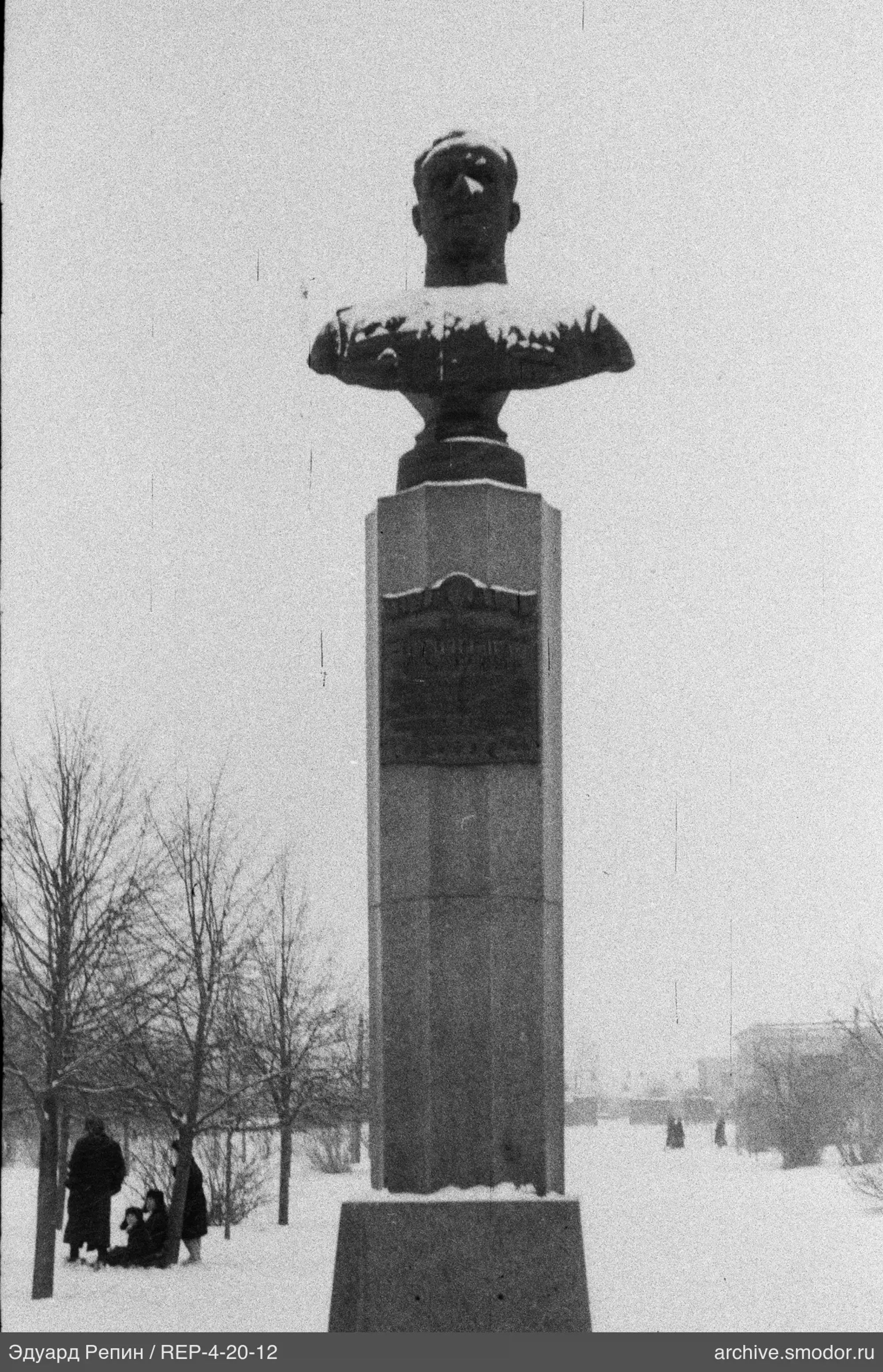 Büste in Militäruniform auf Sockel