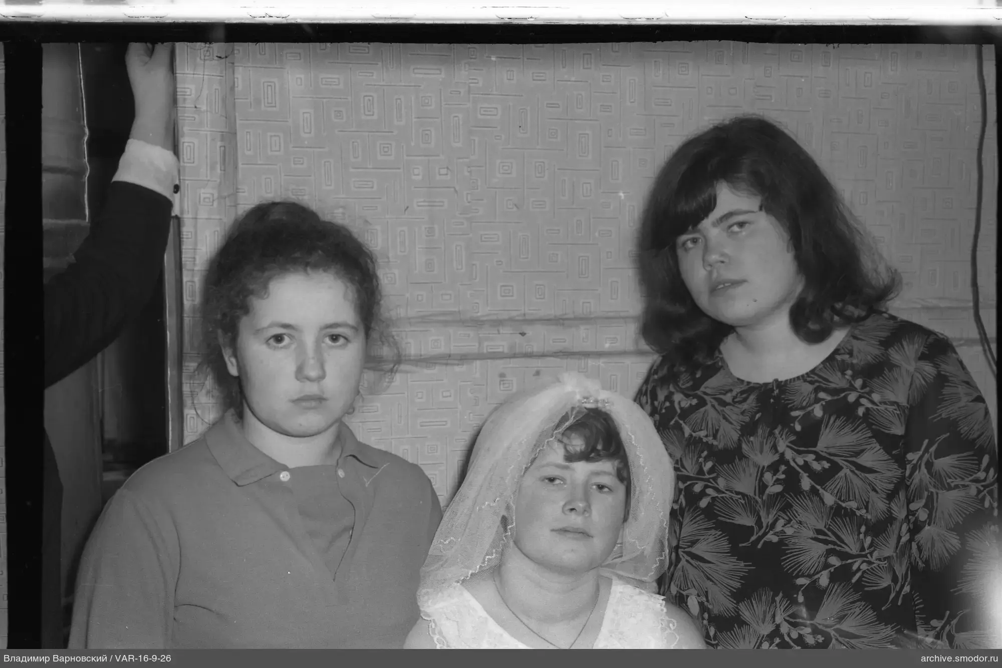 Gruppenporträt von Frauen vor einem Vorhang