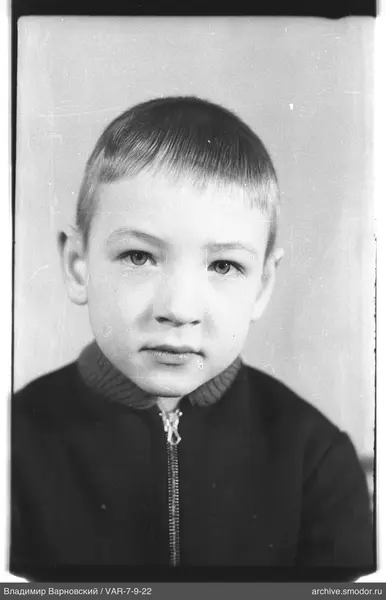 Porträt eines Jungen in dunklem Pullover