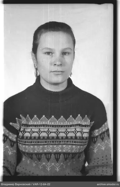 Porträt einer Frau in einem Hirschmuster-Pullover