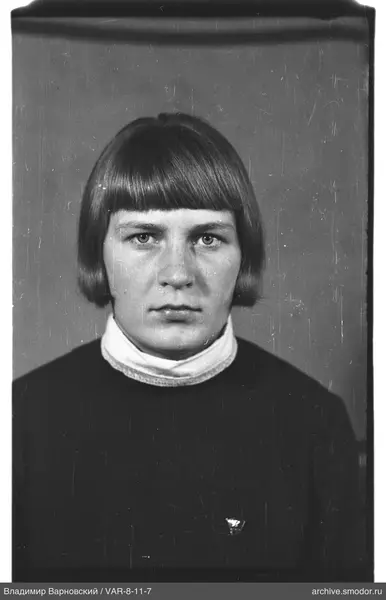 Porträt einer Frau mit Abzeichen