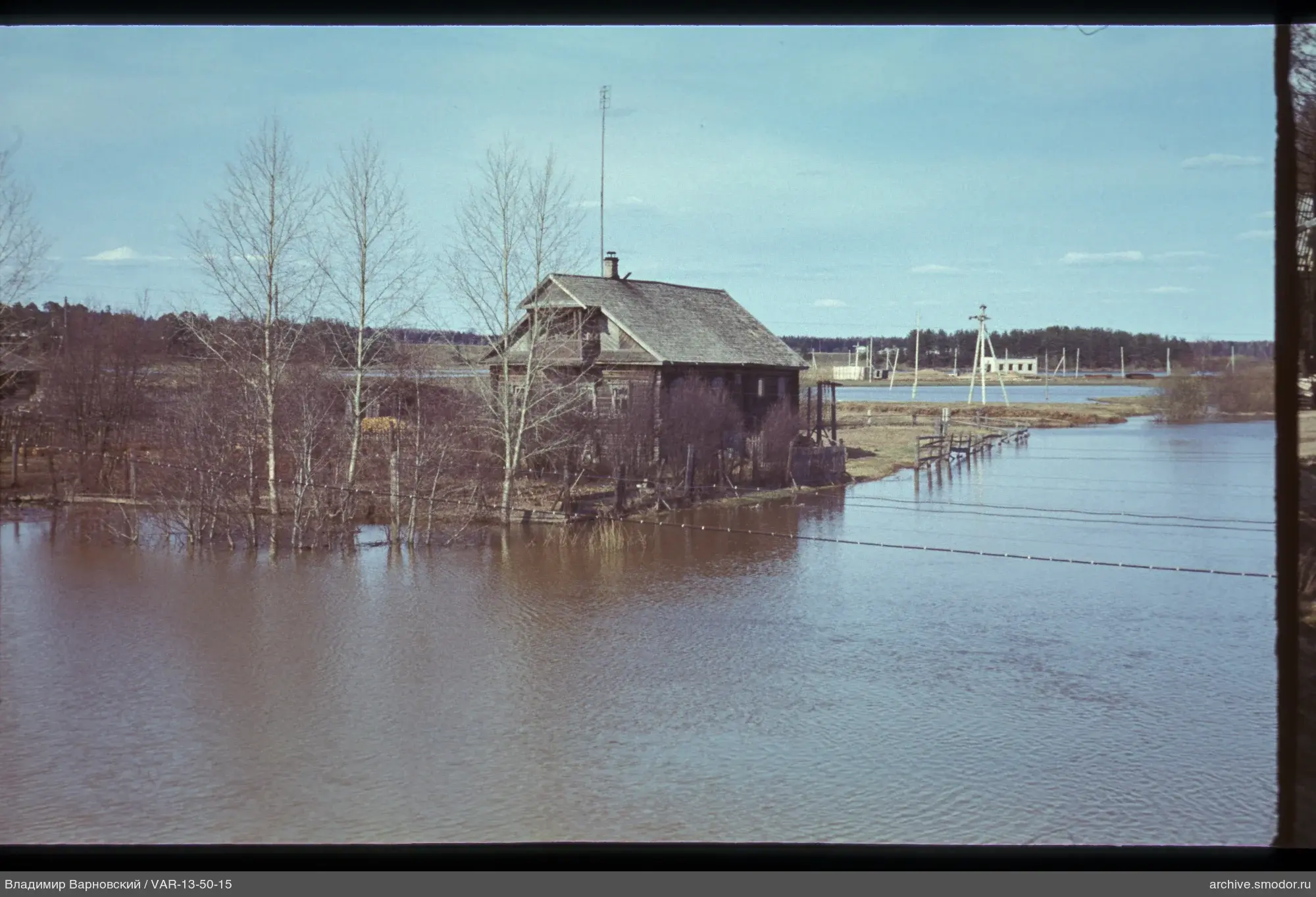 Holzhaus auf überfluteter Fläche