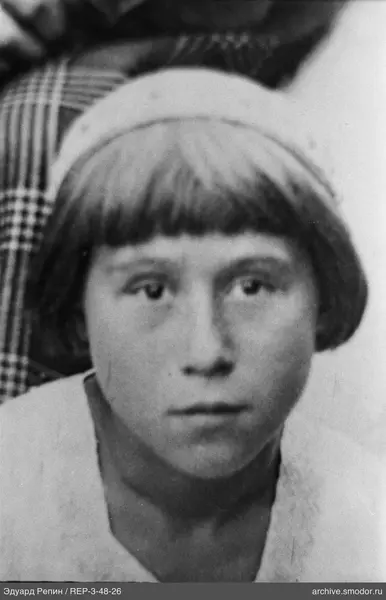 Porträt einer Frau mit Stirnband und kurzen Haaren