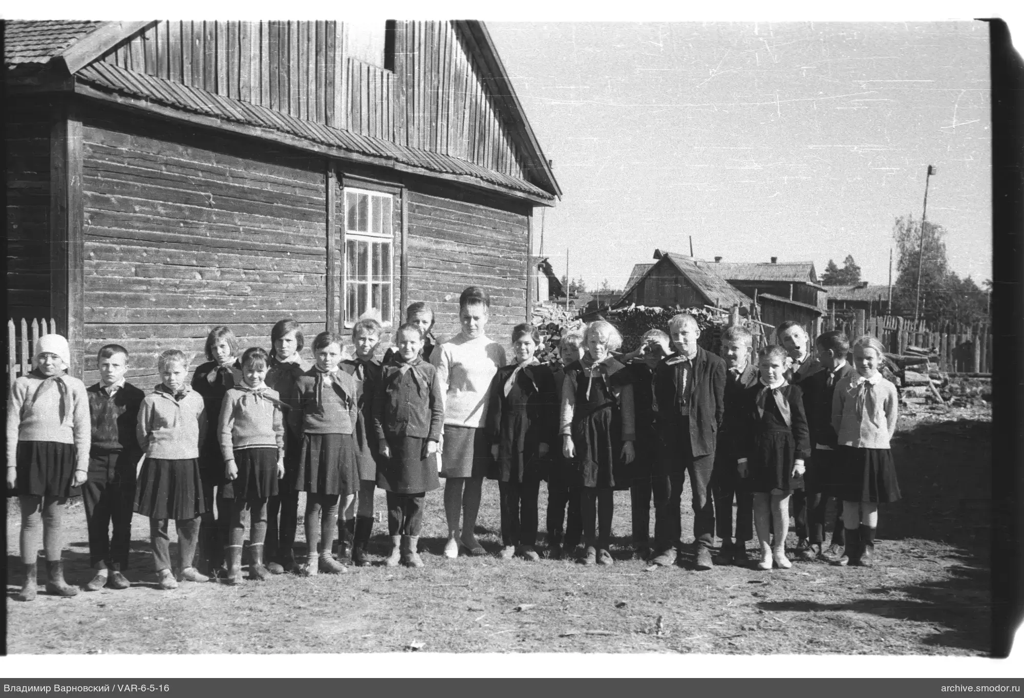 Gruppenporträt von Kindern und Frau