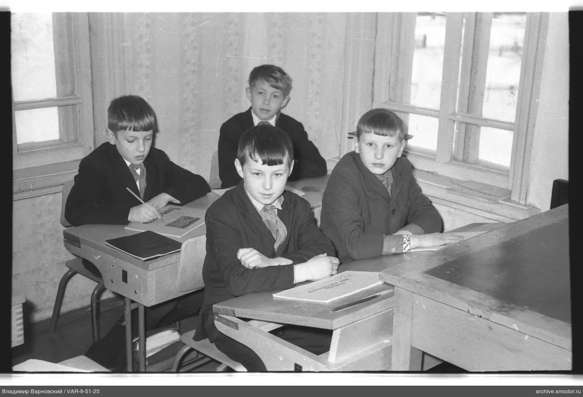 Группа мальчиков в классе