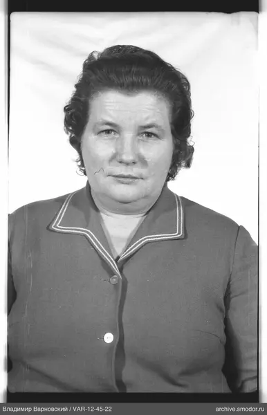 Porträt einer Frau in dunkler Jacke