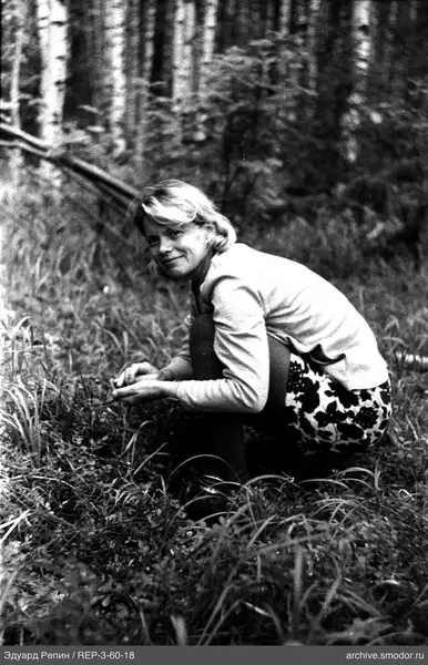 Frau im Gras mit verschränkten Händen
