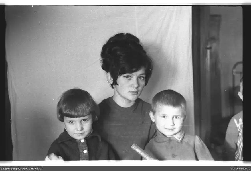 Gruppenporträt mit Frau und Kindern