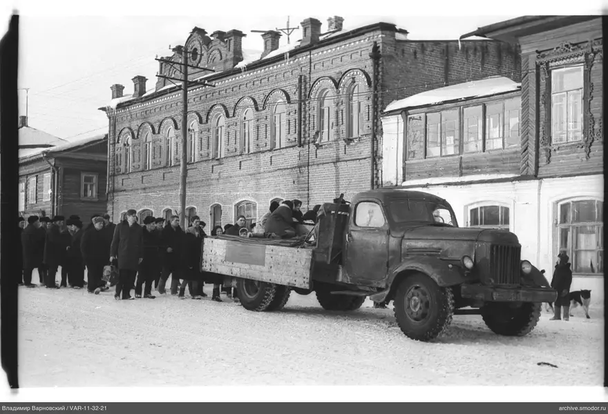 Группа людей и грузовой автомобиль на улице