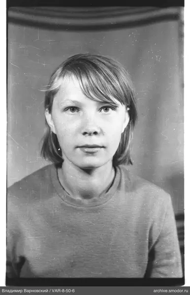 Porträt einer Frau mit kurzen hellen Haaren