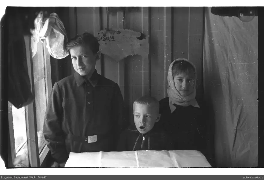 Gruppenporträt von Kindern bei Fenster und Wand