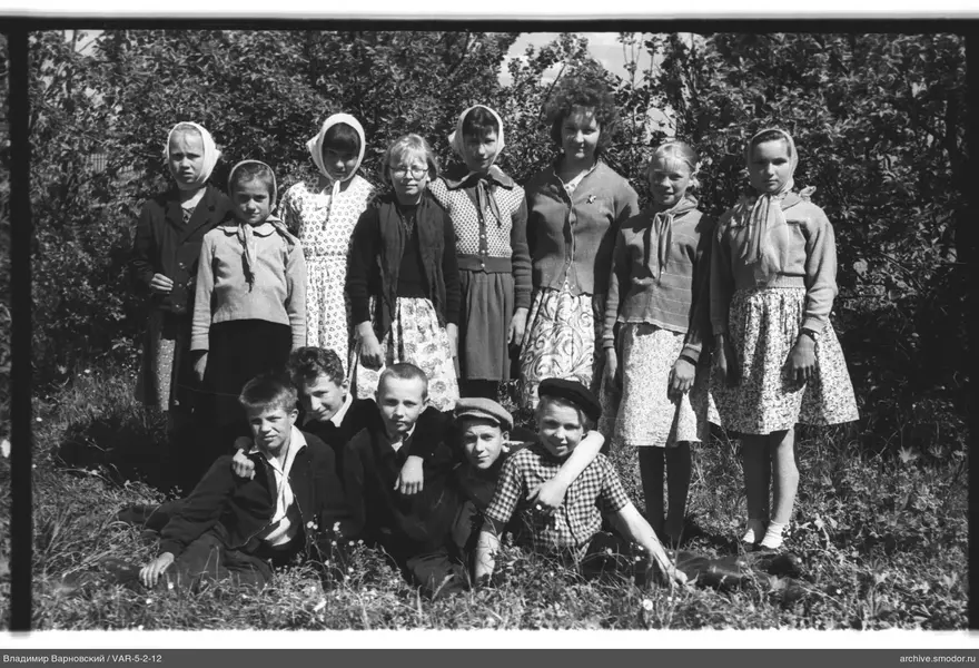 Gruppenporträt von Kindern im Freien