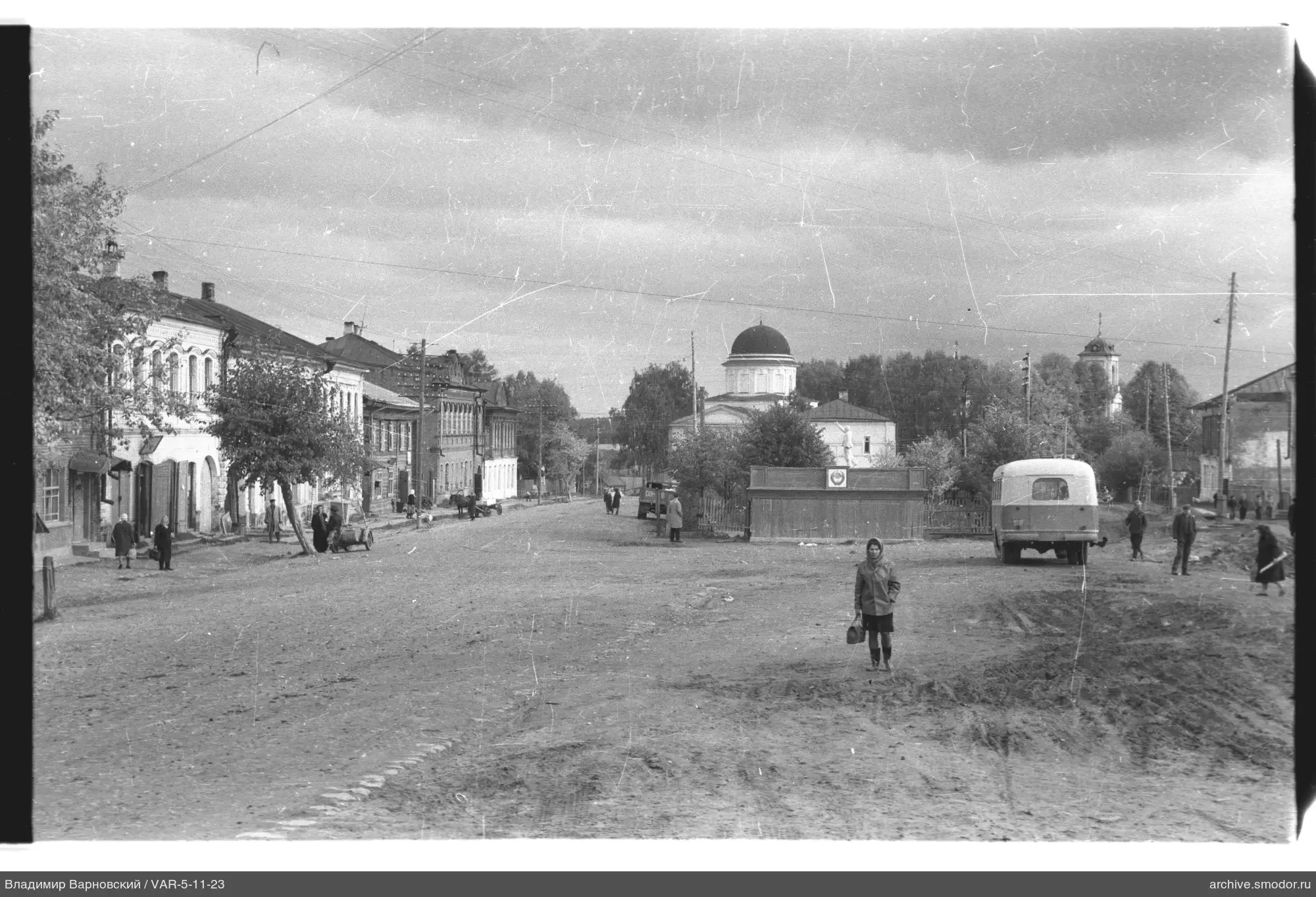 Улица с пешеходами и церковной архитектурой