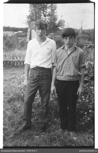 Zwei Jungen auf Gras