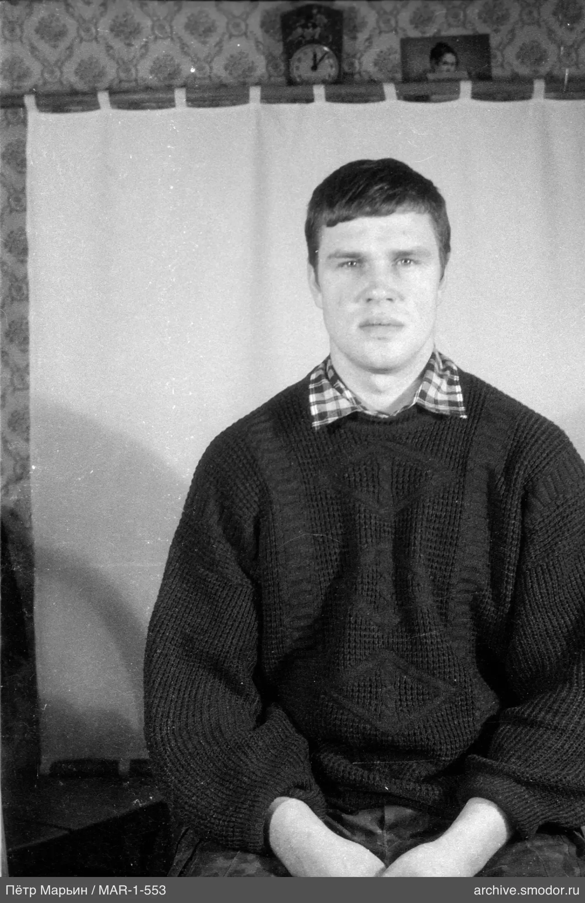 Porträt eines Mannes in Pullover und Hemd