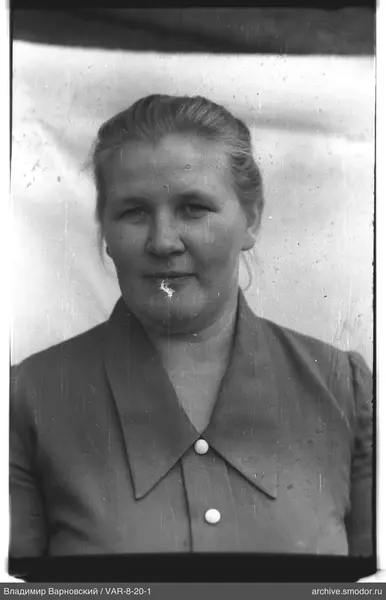 Porträt einer Frau in dunkler Jacke