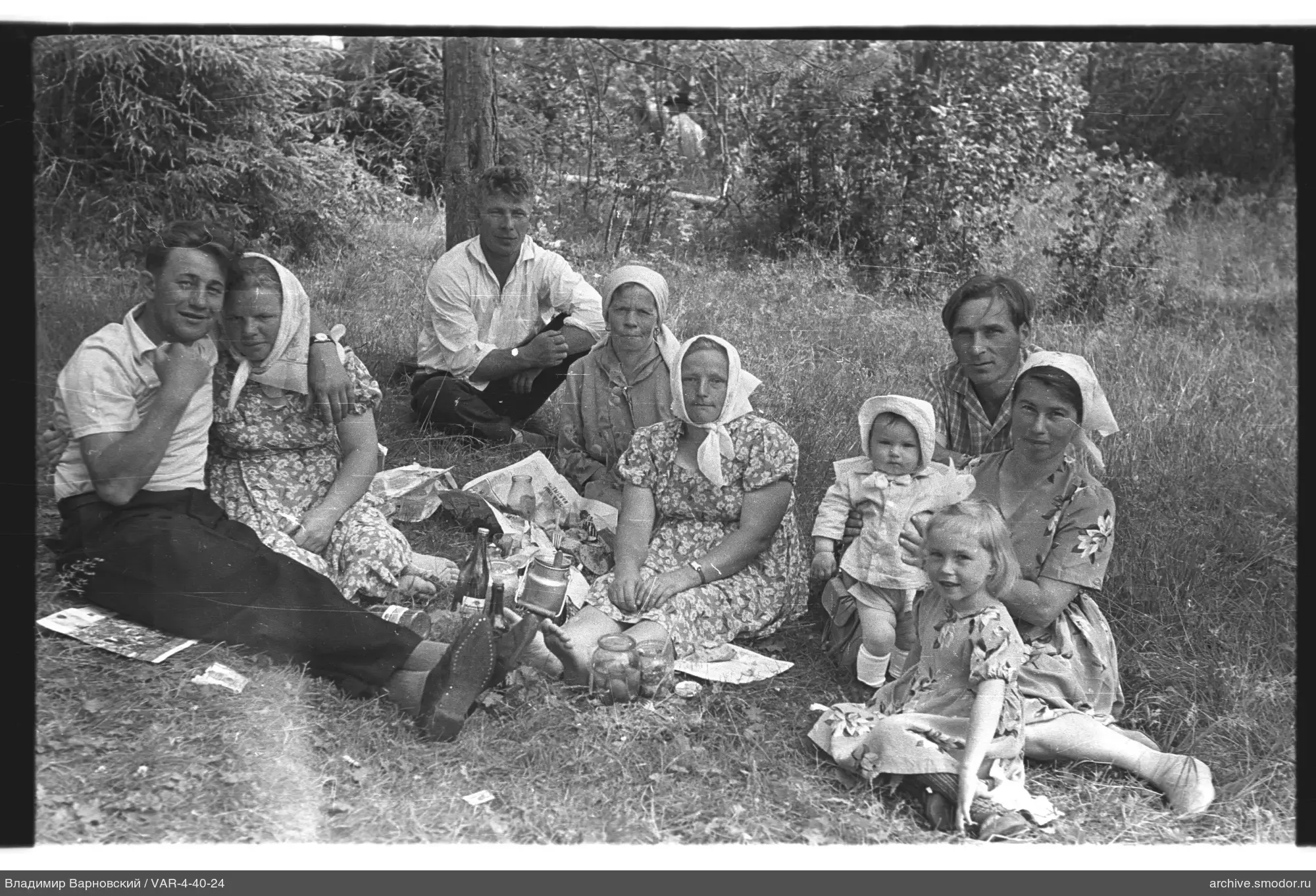 Gruppe auf Gras mit Konserven und Geschirr