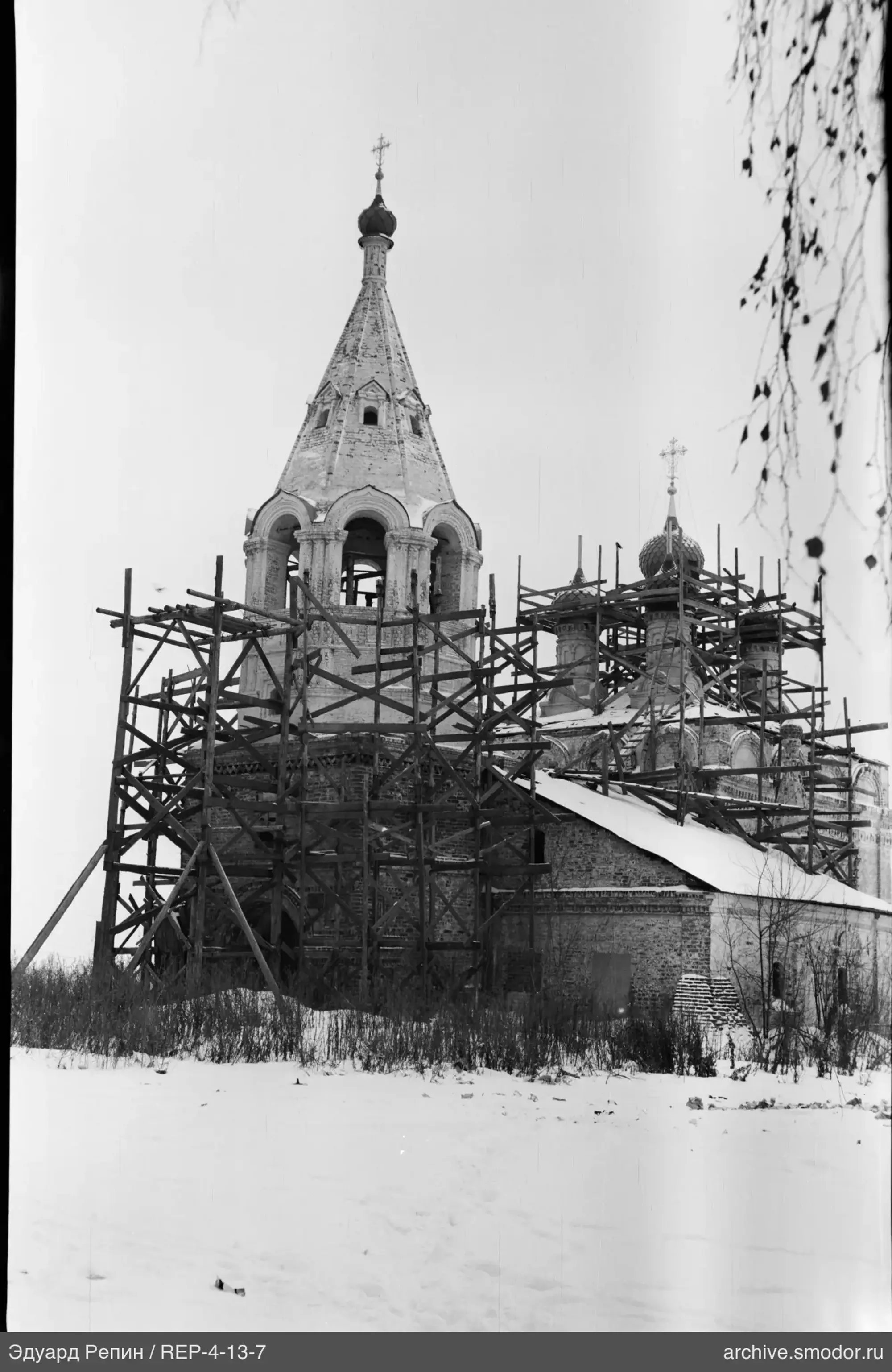 Steinkirche mit Kuppeln und Gerüsten