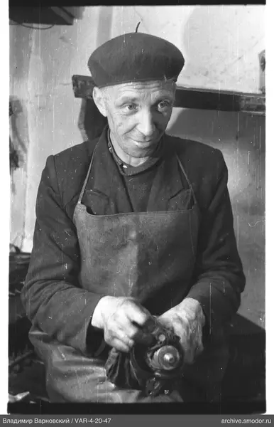 Portrait of a man with a beret and leather apron