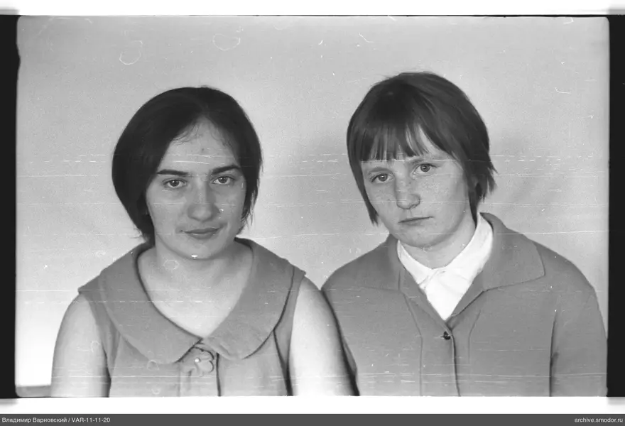 Zwei Frauen in Gruppenporträt