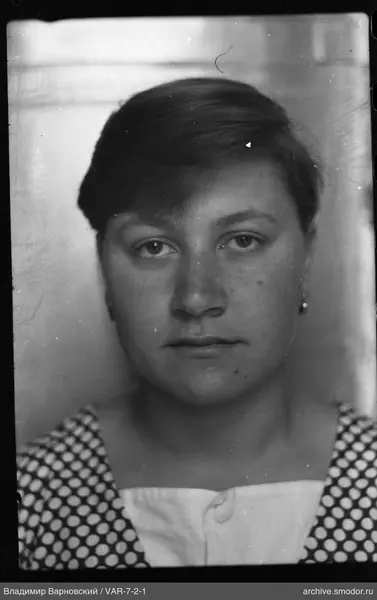 Porträt einer Frau mit kurzen Haaren