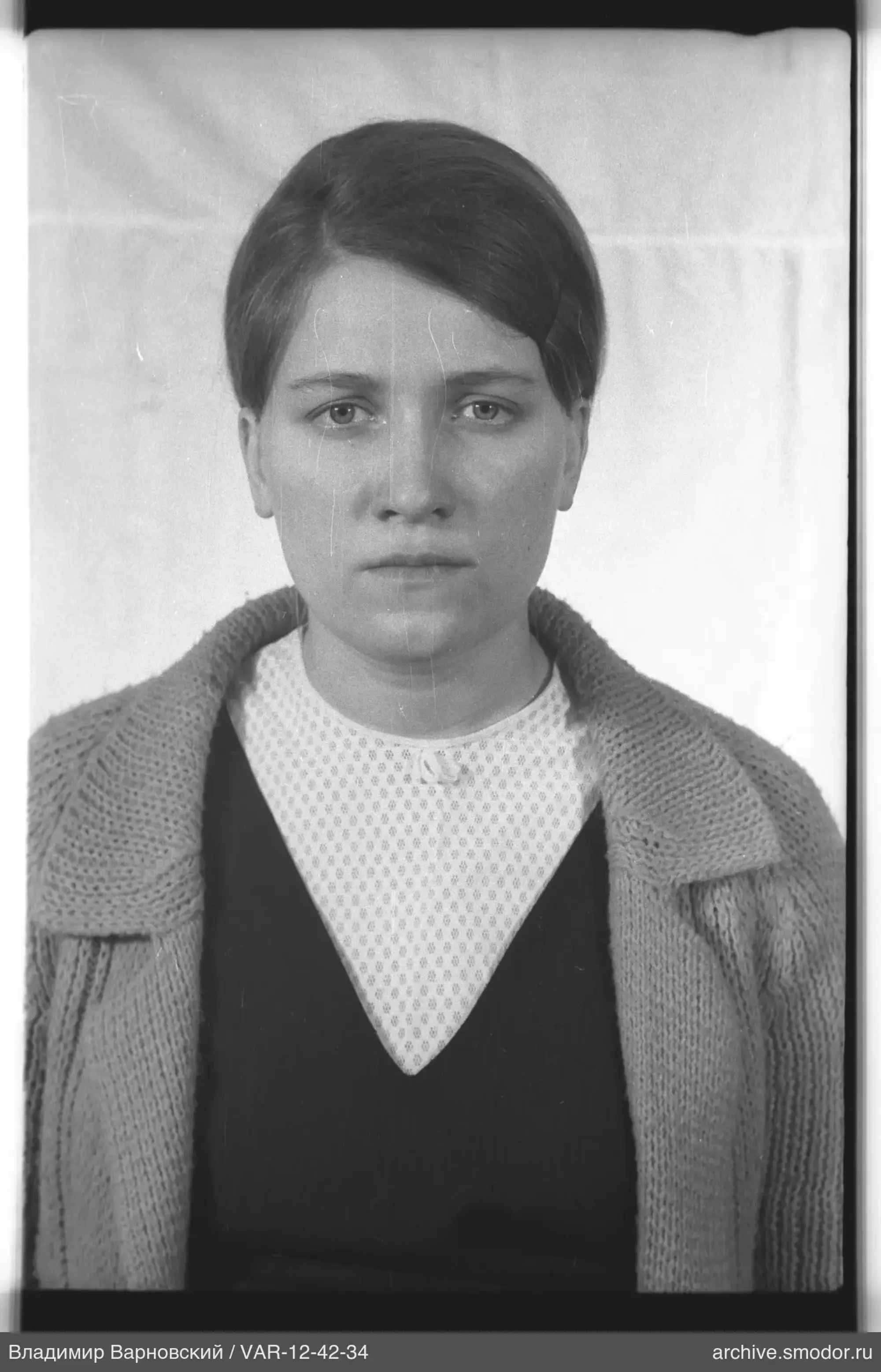 Портрет женщины в светлой блузке