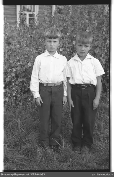 Zwei Jungen auf Gras