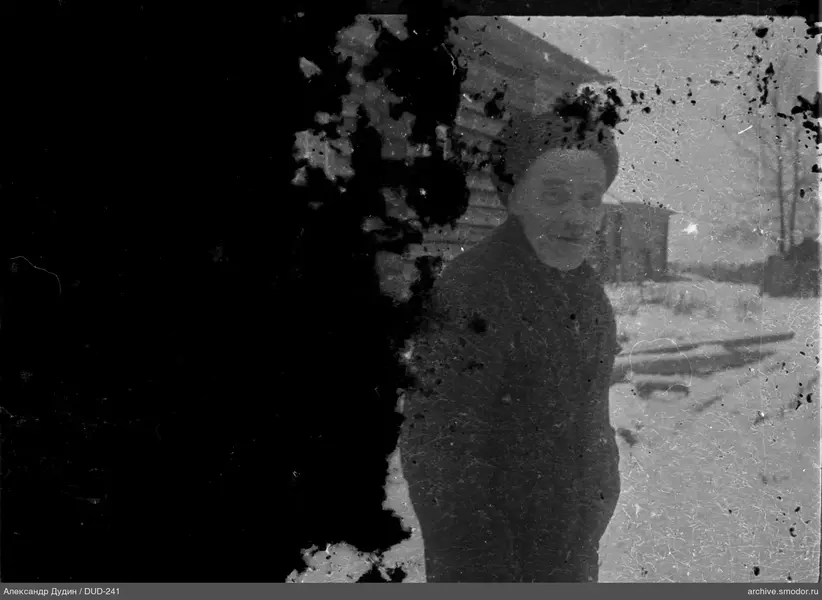 Портрет мужчины в тёмной одежде и шапке с помпоном