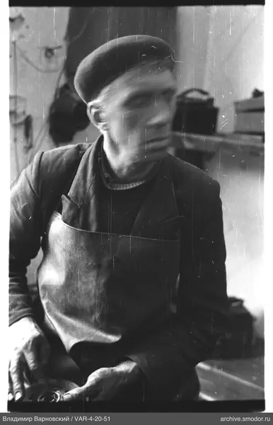 Man with beret and leather apron