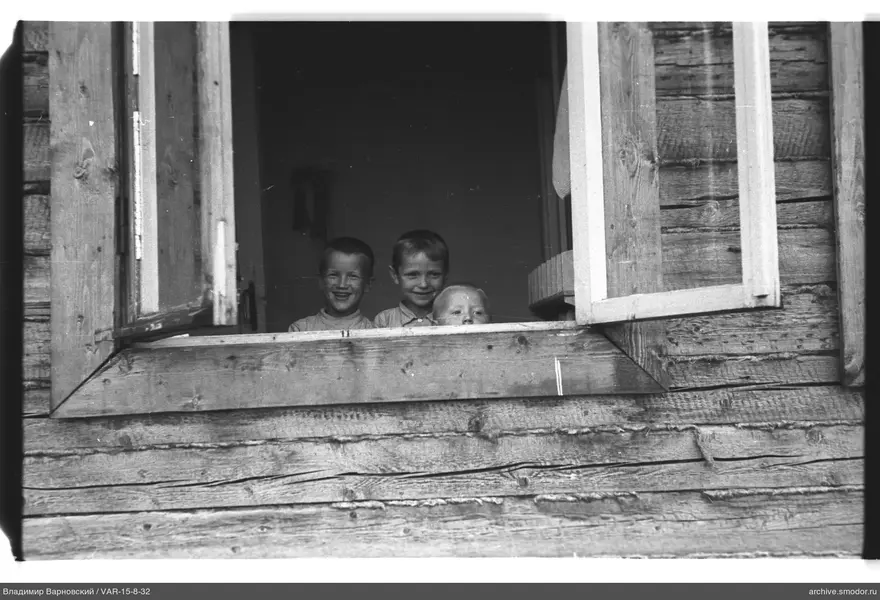 Gruppe von Jungen am Holzfenster
