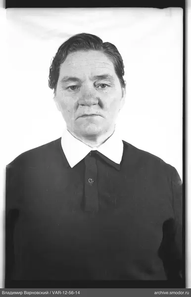 Porträt einer Frau mit zurückgekämmtem Haar