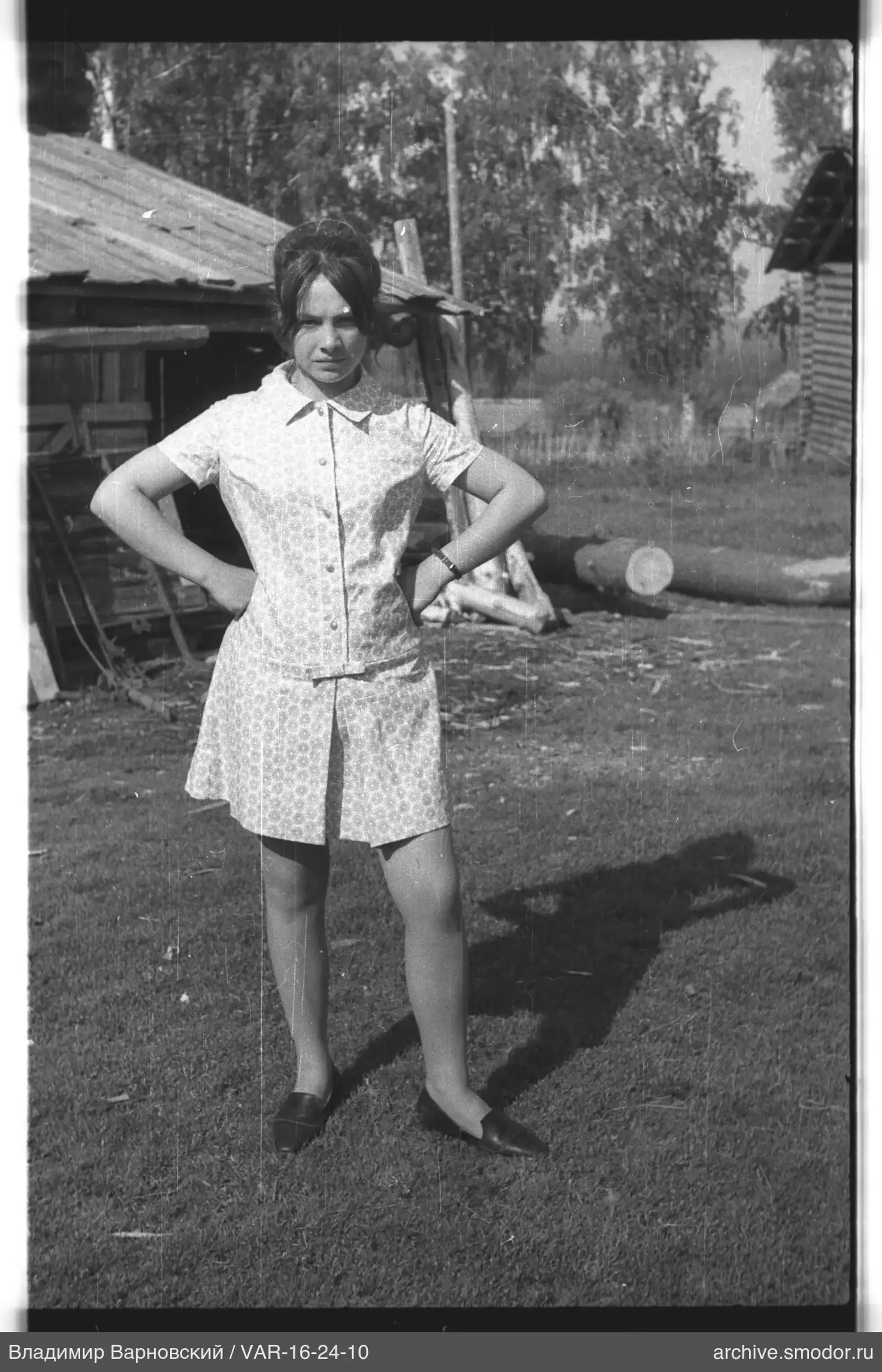 Frau im kurzen Kleid auf Gras