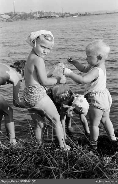 Kinder am Wasser mit Tüten