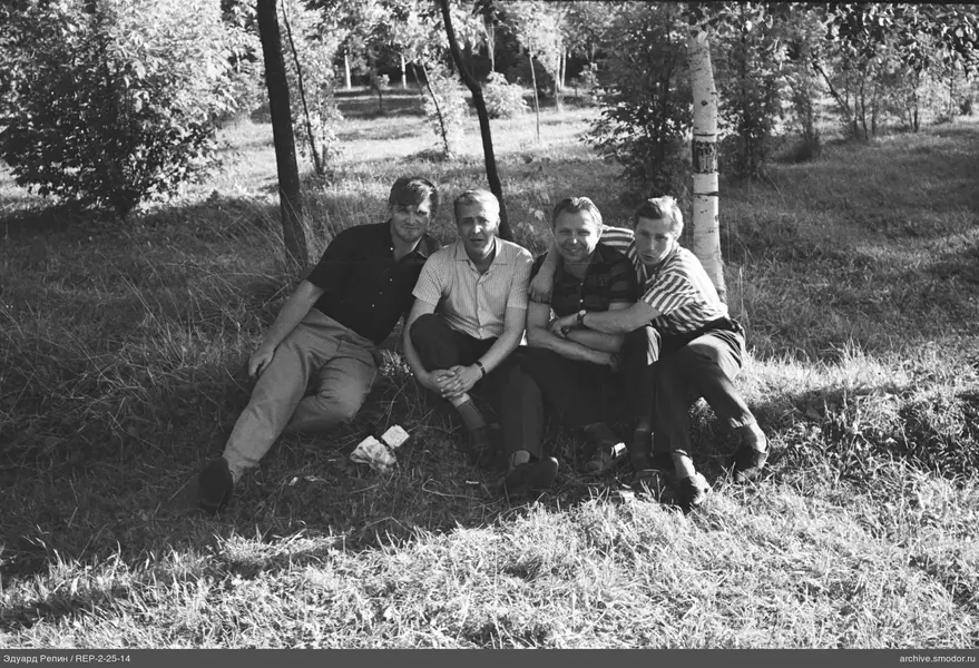 Gruppe von Männern auf dem Gras
