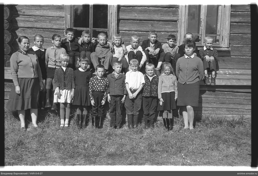 Gruppenporträt von Kindern und Frauen