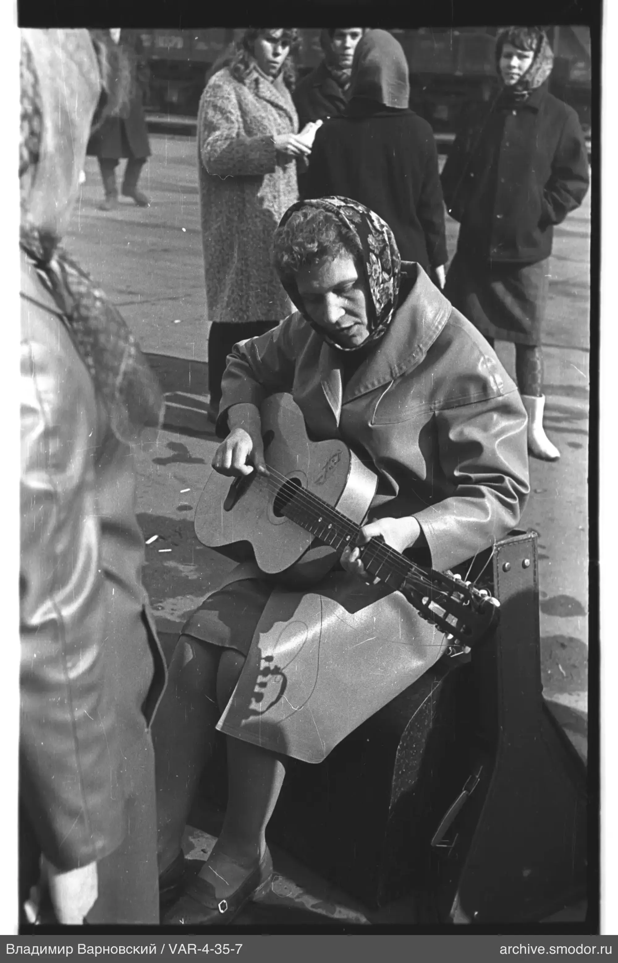 Frau mit Gitarre und Umgebung