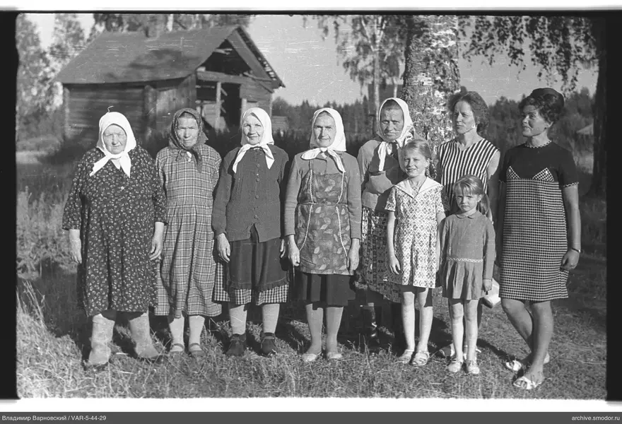 Gruppenporträt von Frauen und Mädchen