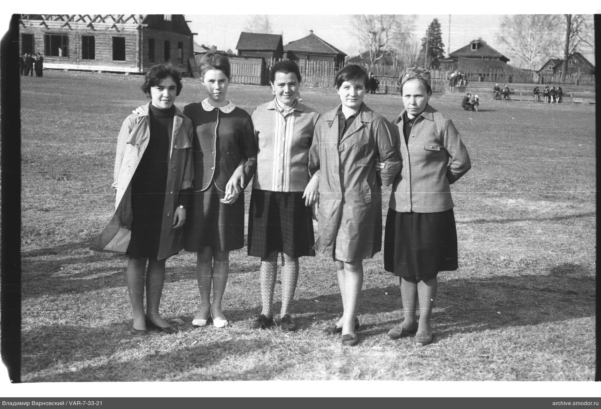 Gruppe von Frauen auf einer Wiese