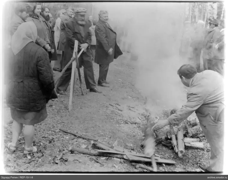 Menschen am Feuer im Wald