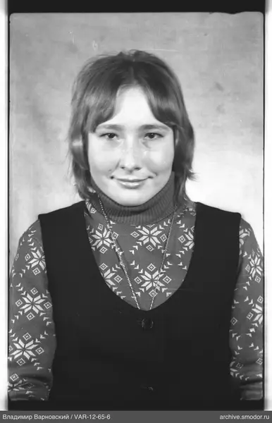Porträt einer Frau mit Pullover und Weste